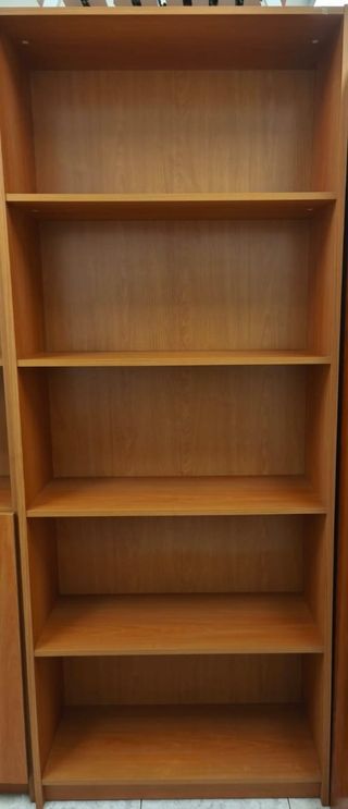 Estantería de madera sin puertas