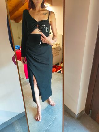 Vestito monospalla nero con cut-out