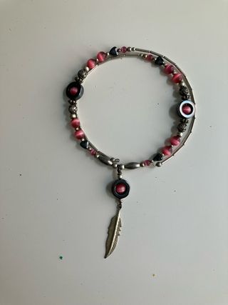 Collar con colgante de pluma y cuentas rosas