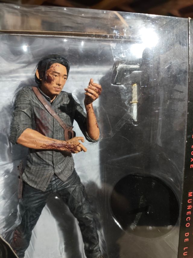 Glenn The Walking Dead Deluxe Action Figure