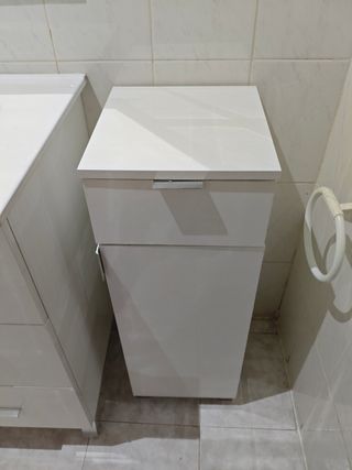 Mueble de baño con lavabo y espejo