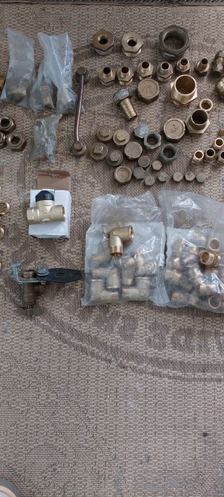 Accesorios de fontanería de latón