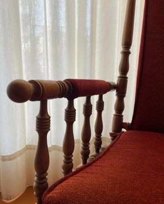Mecedora antigua de madera y terciopelo