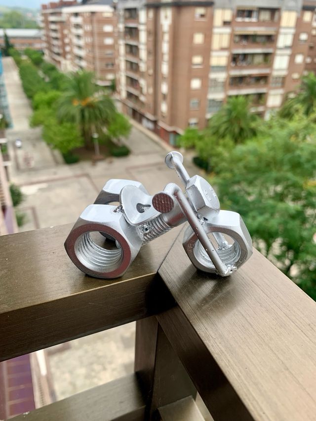 Figura decorativa de moto hecha con tuercas
