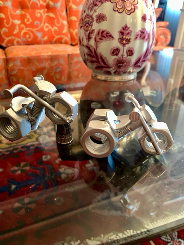 Figura decorativa de moto hecha con tuercas