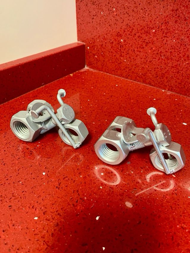 Figura decorativa de moto hecha con tuercas