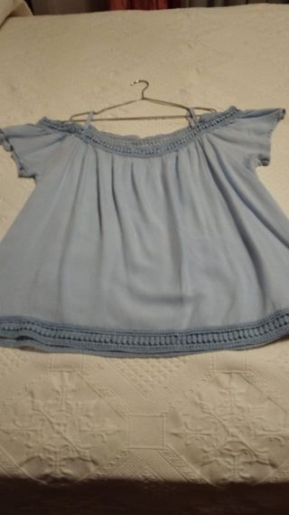 Blusa azul con bordado