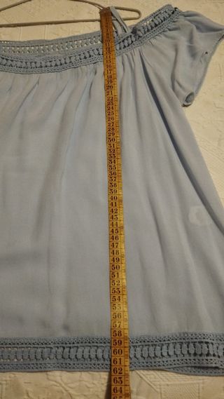 Blusa azul con bordado