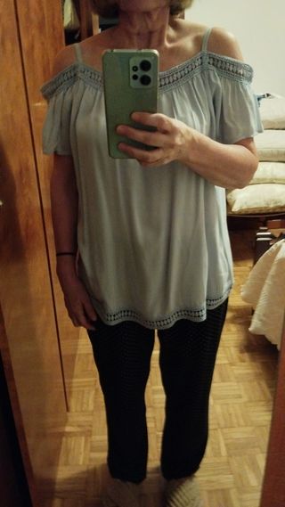 Blusa azul con bordado