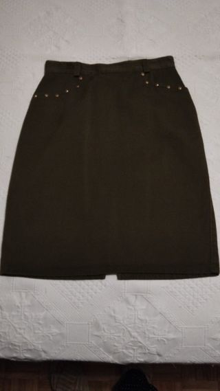 Falda midi verde oliva con tachuelas
