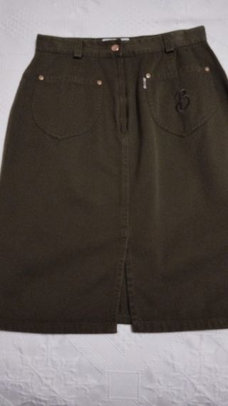 Falda midi verde oliva con tachuelas