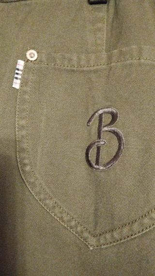 Falda midi verde oliva con tachuelas