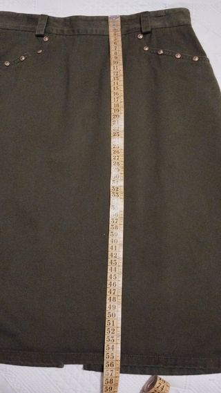 Falda midi verde oliva con tachuelas