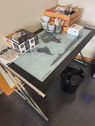 Scrivania in vetro con disegno di mappa del mondo