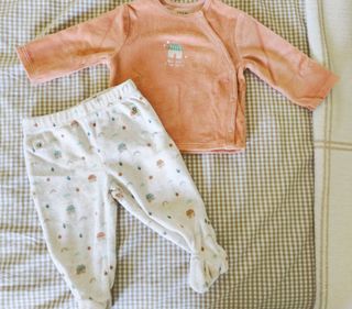 Conjunto bebé coral y blanco + en mi perfil