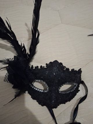 Máscara Veneciana Negra con Plumas