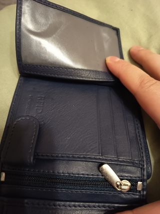 Cartera de piel azul