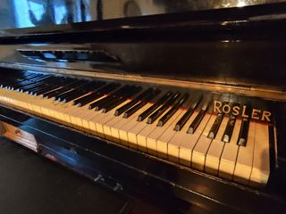 Piano Antiguo ROSLER con Encanto