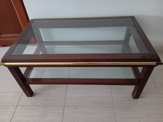 Mesa auxiliar de cristal y madera.