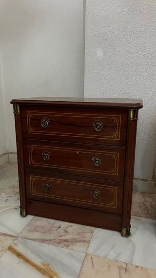 Mesitas de noche de madera con detalles dorados