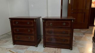 Mesitas de noche de madera con detalles dorados