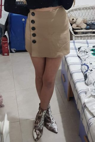 Falda pantalón beige con botones