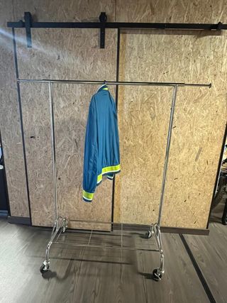 Perchero Metálico con Ruedas