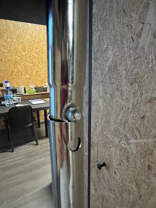 Perchero Metálico con Ruedas