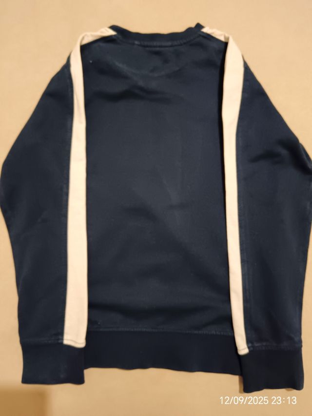 Maglia blu con logo R e strisce bianche