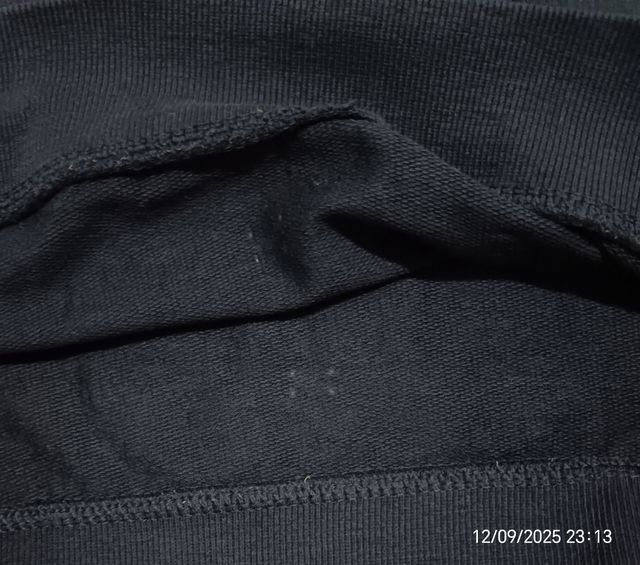 Maglia blu con logo R e strisce bianche