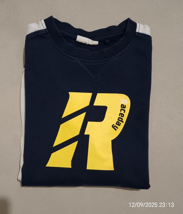 Maglia blu con logo R e strisce bianche