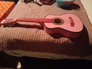 Guitarra rosa de madera