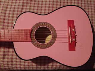 Guitarra rosa de madera