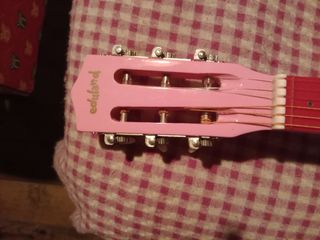 Guitarra rosa de madera