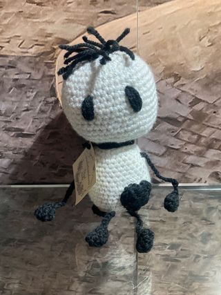 Muñeco de crochet blanco y negro