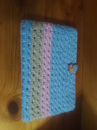 Funda tablet crochet tricolor