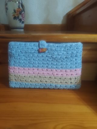 Funda tablet crochet tricolor