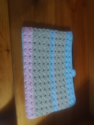 Funda tablet crochet tricolor