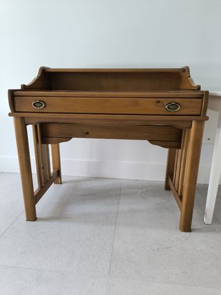 Escritorio de madera antiguo