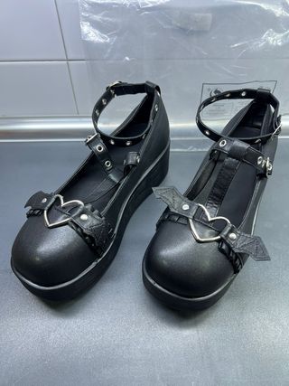 Zapatos de plataforma con corazón y tiras