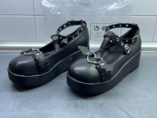 Zapatos de plataforma con corazón y tiras