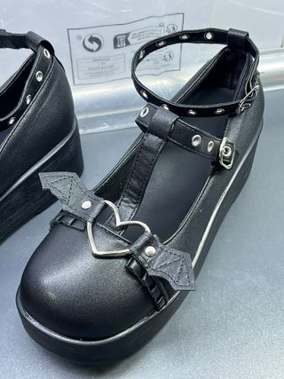 Zapatos de plataforma con corazón y tiras