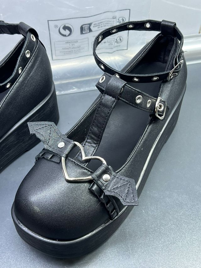 Zapatos de plataforma con corazón y tiras