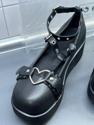 Zapatos de plataforma con corazón y tiras