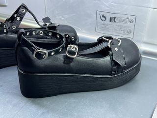 Zapatos de plataforma con corazón y tiras