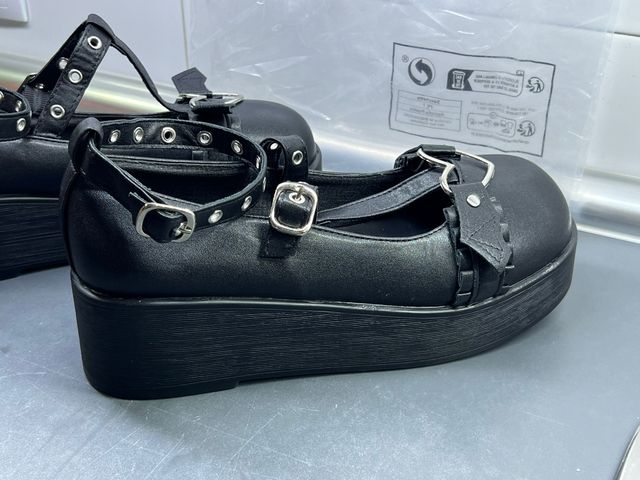 Zapatos de plataforma con corazón y tiras