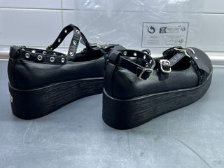 Zapatos de plataforma con corazón y tiras