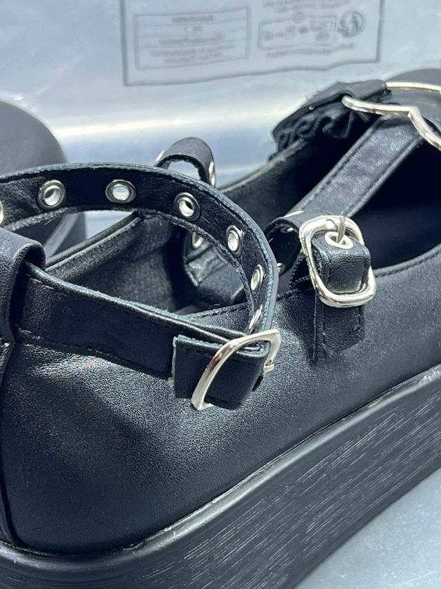 Zapatos de plataforma con corazón y tiras