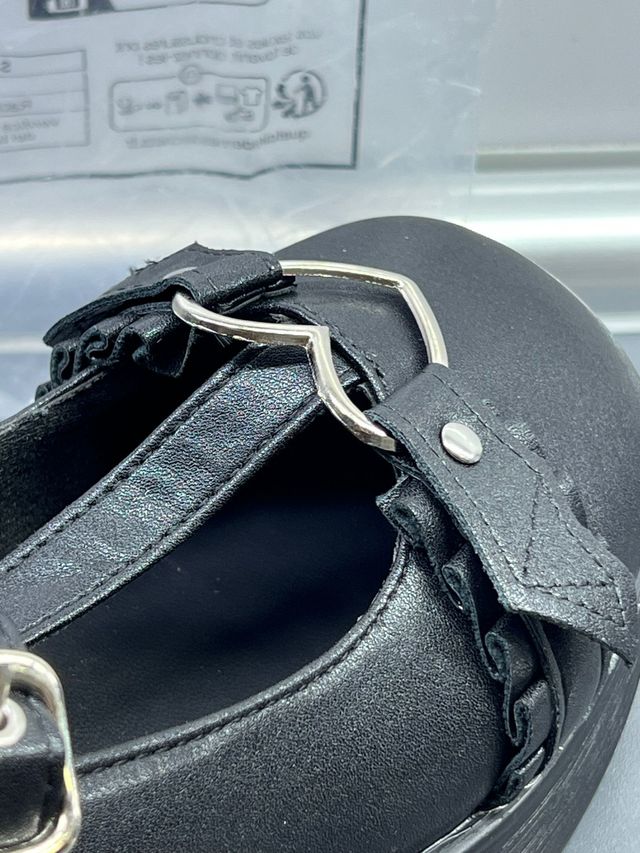 Zapatos de plataforma con corazón y tiras