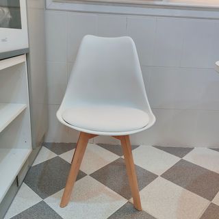 4 Sillas de cocina blancas.